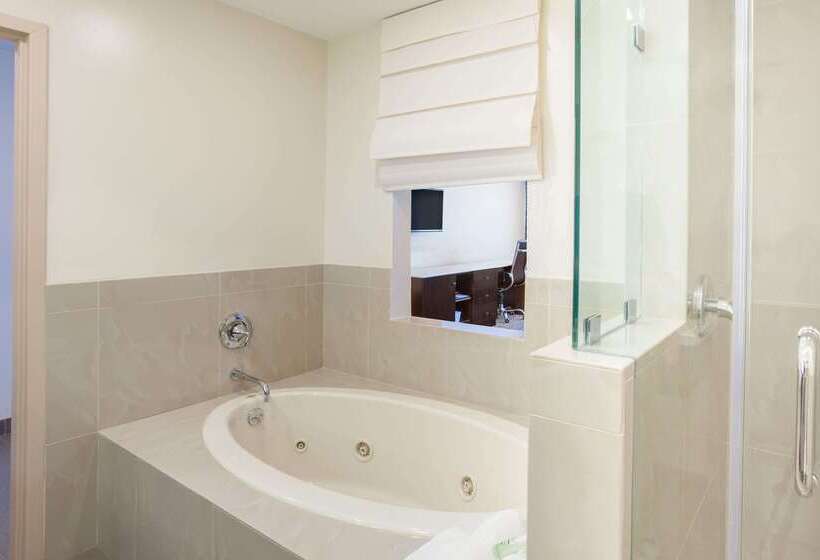 فندق Ramada By Wyndham Culver City