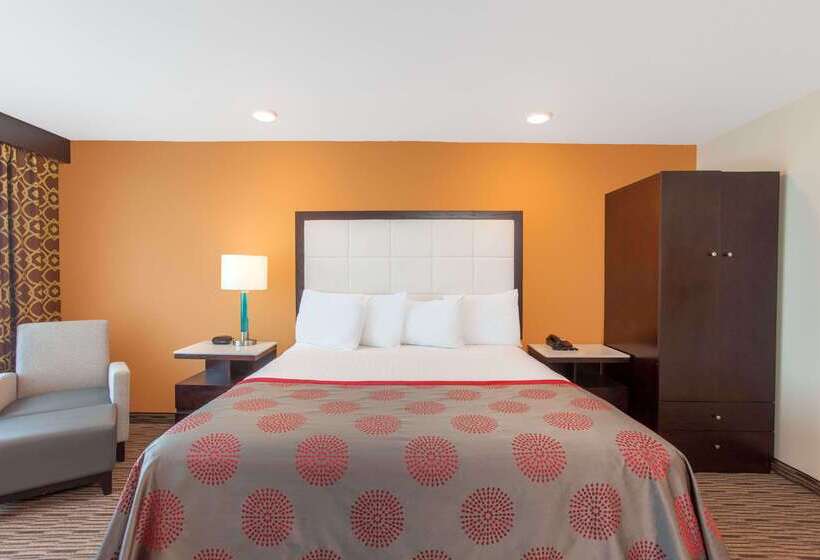 فندق Ramada By Wyndham Culver City