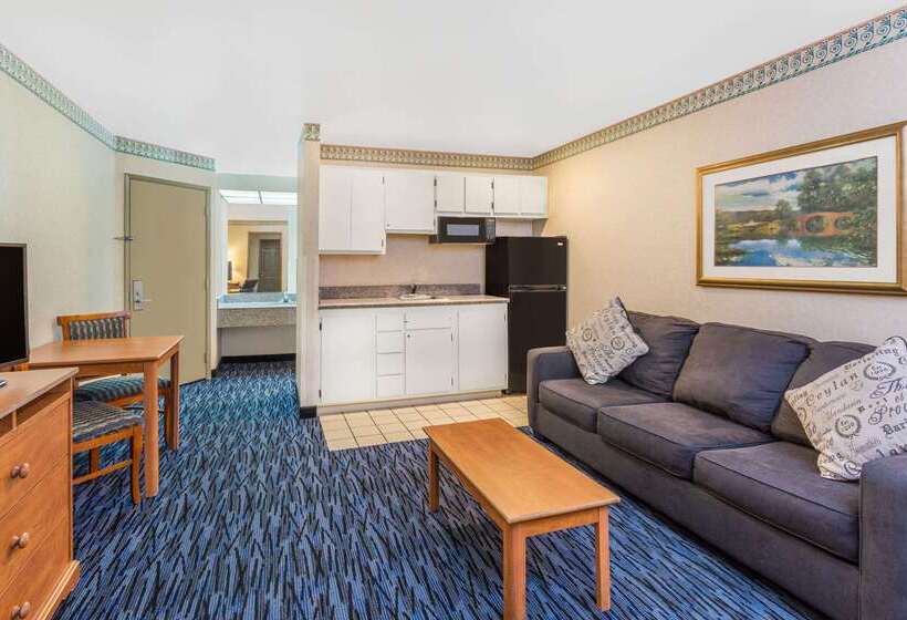 Отель Ramada By Wyndham Kent Seattle Area