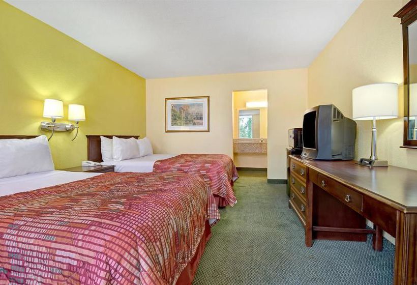 Отель Days Inn By Wyndham Montgomery Near Aum