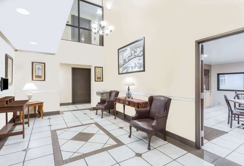 هتل Super 8 By Wyndham El Dorado