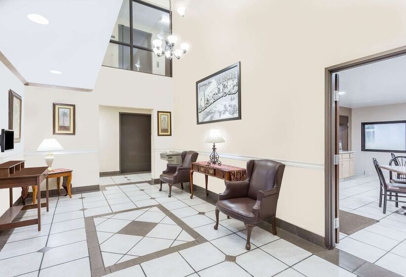 هتل Super 8 By Wyndham El Dorado