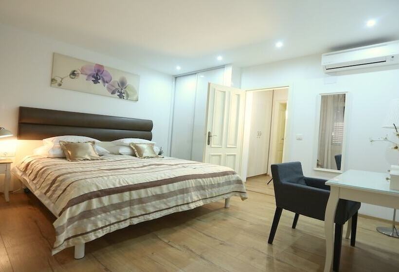 Rialto Luxury Apartment