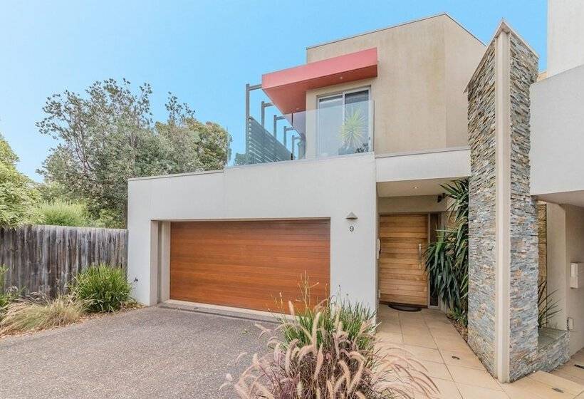 9 Charmandene Court, Cowes