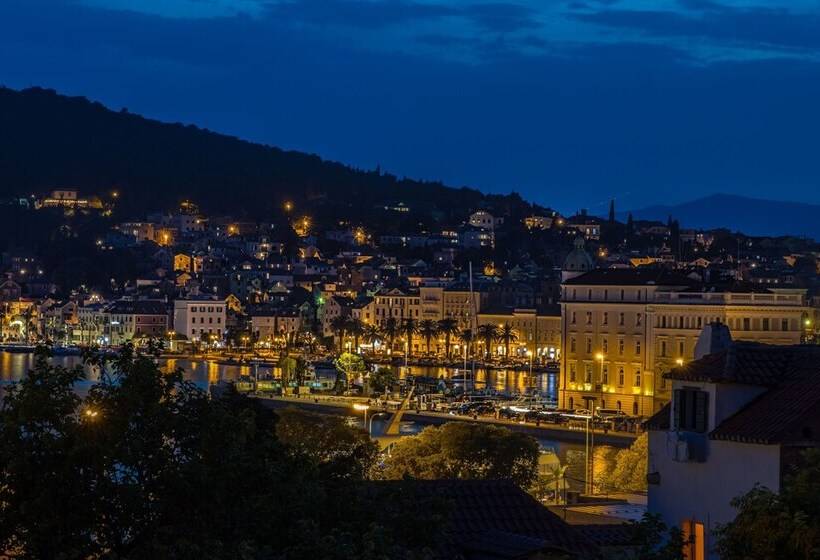 Brand New Suite Next To Palace & Beach