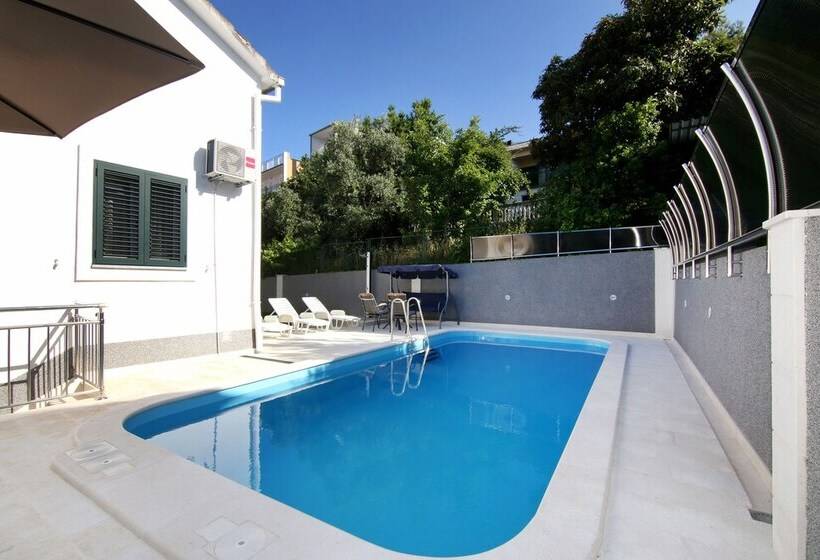 Luxury House With Pool