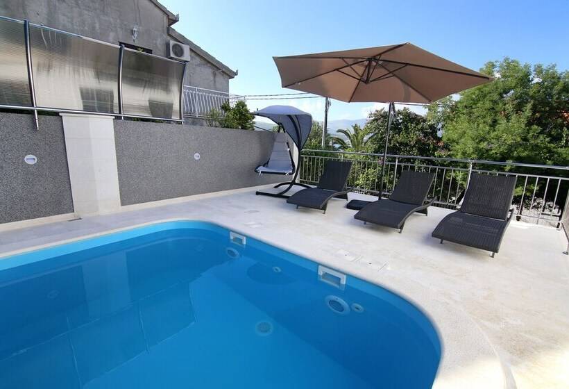 Luxury House With Pool