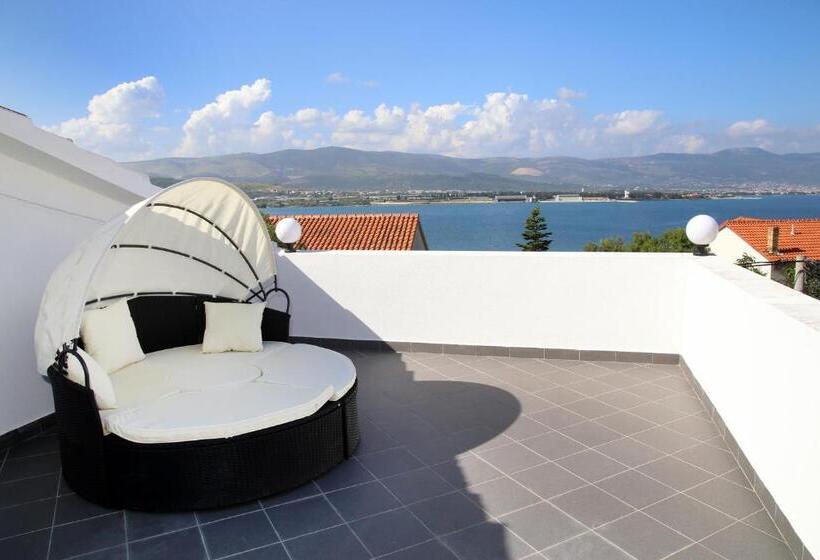 Luxury House With Pool