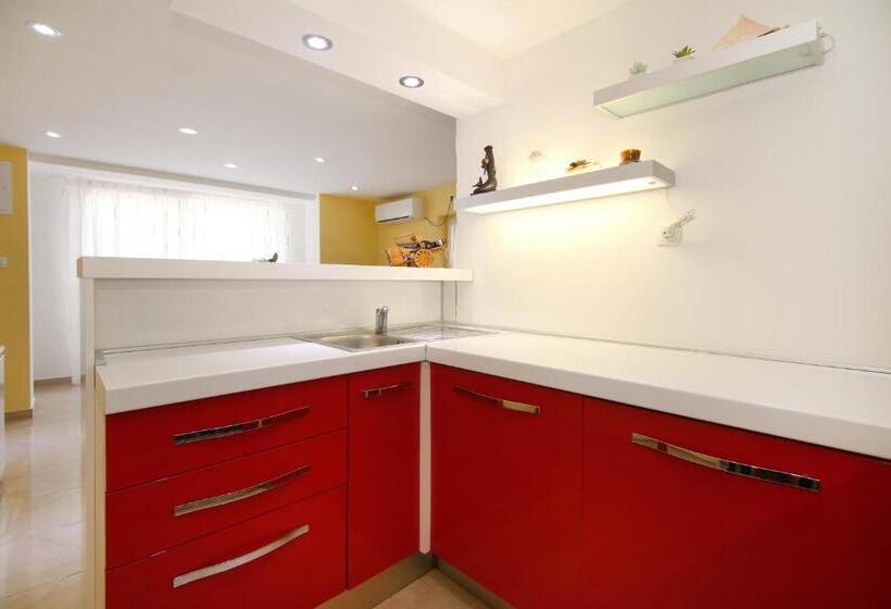 Luxury House With Pool