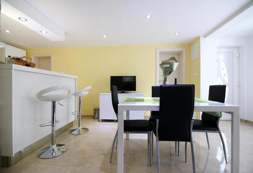 Luxury House With Pool