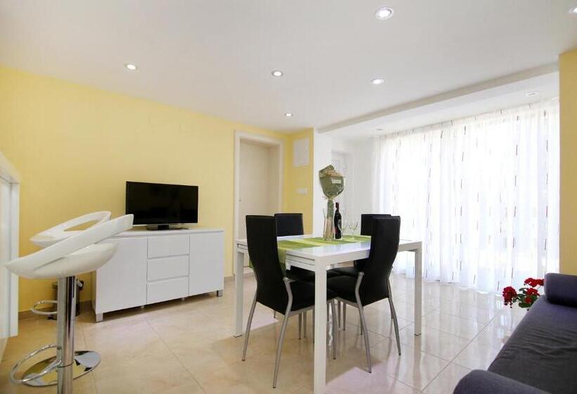 Luxury House With Pool