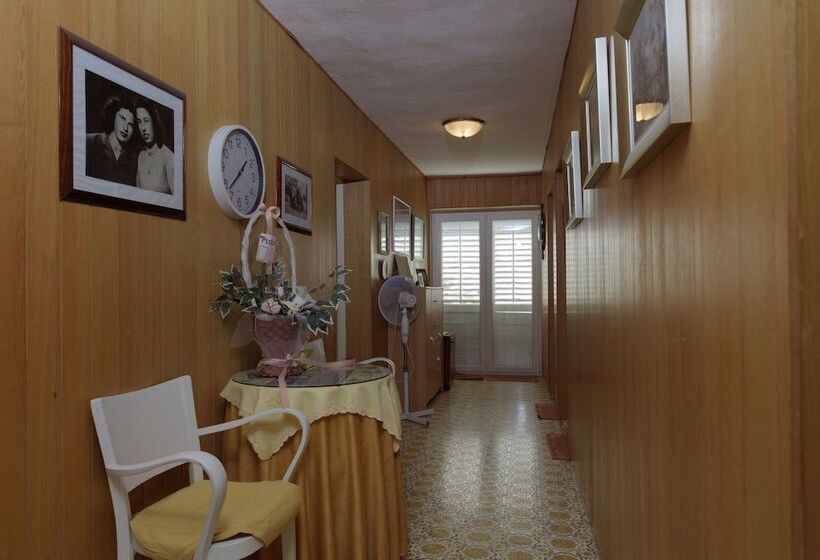 ペンション Rooms Mirjana  Centre Of Trogir