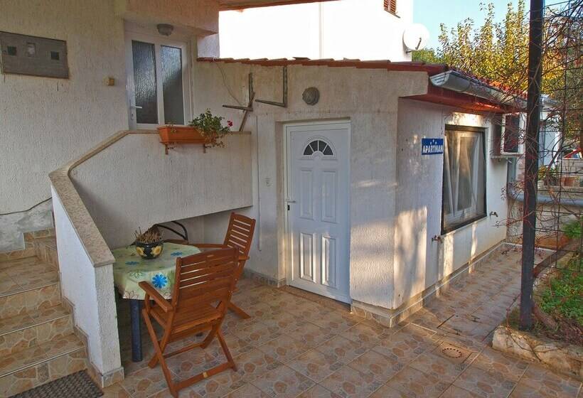 Apartment 958