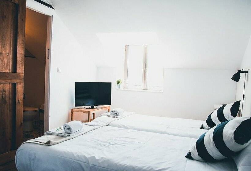 تختخواب و صبحانه Latas Surf Lodge