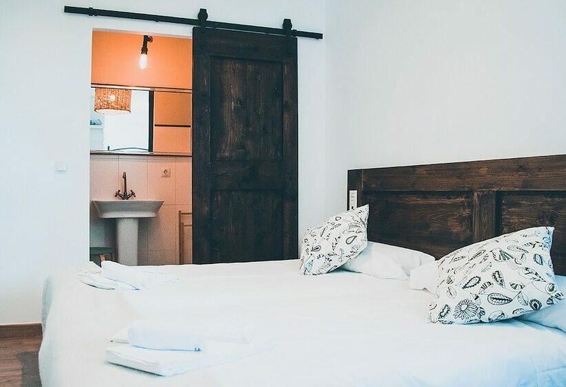 تختخواب و صبحانه Latas Surf Lodge