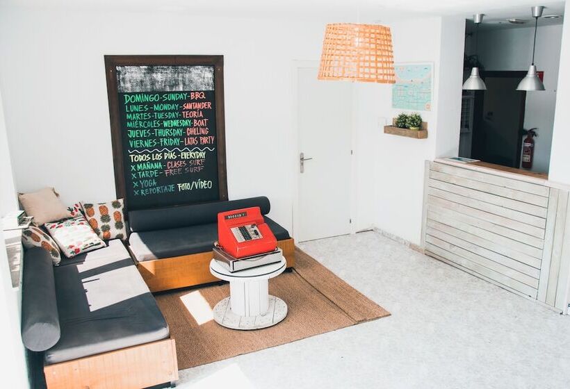 تختخواب و صبحانه Latas Surf Lodge