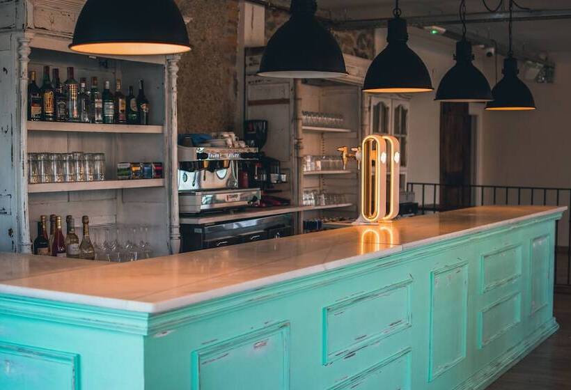 تختخواب و صبحانه Latas Surf Lodge