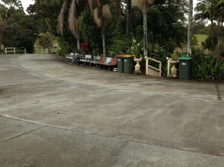 Palms Oasis Motel
