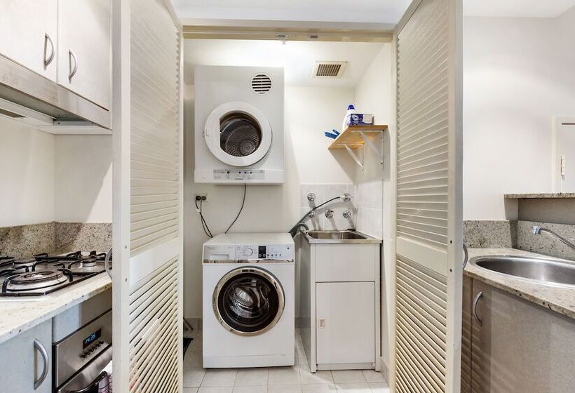 Surry Hills Modern One Bedroom Apartment  Goul