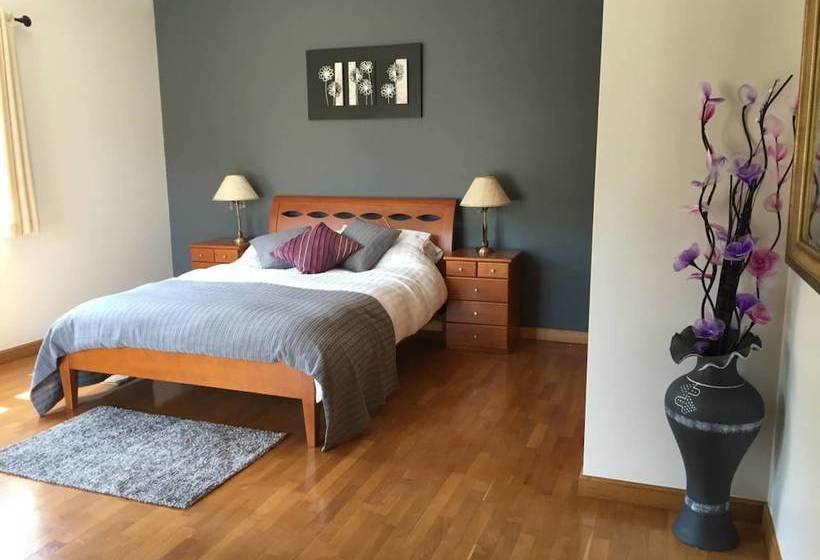 Beautiful Detached Villa With Private Pool, Fibre Wi Fi, Garden, Games Room & Bbq