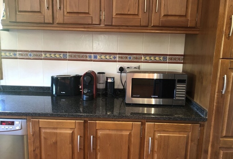 Beautiful Detached Villa With Private Pool, Fibre Wi Fi, Garden, Games Room & Bbq