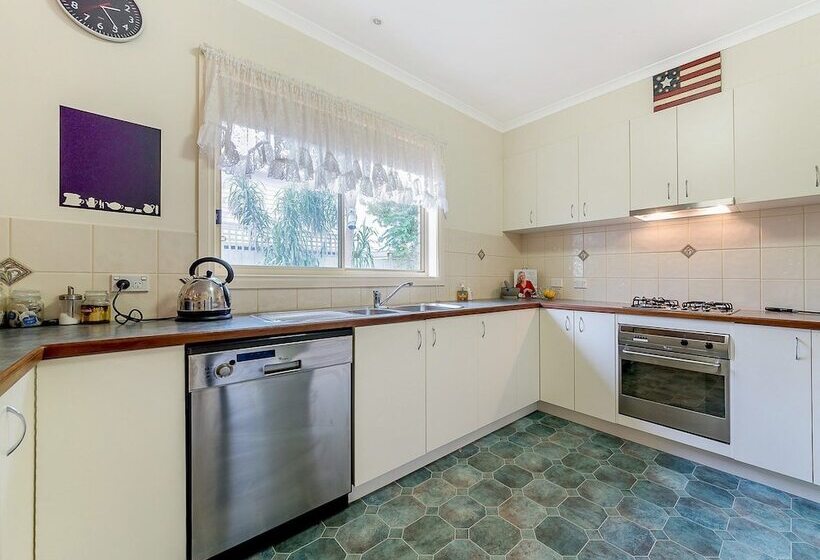 Cosy Unit At 2 3 Wyndham In Cowes