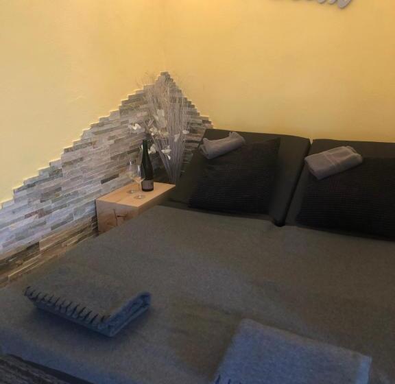 Ferienwohnung Schlossblick   4 Sterne Sauna Pool Whirlpool Privat