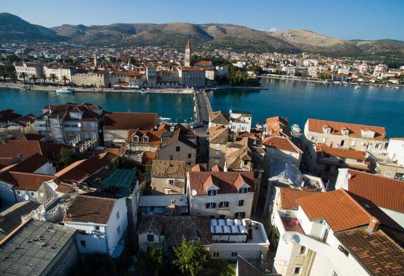 Tinel Longo, Holiday Home For Up To 8, City Center, Bbq, Terrace