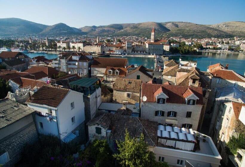 Tinel Longo, Holiday Home For Up To 8, City Center, Bbq, Terrace