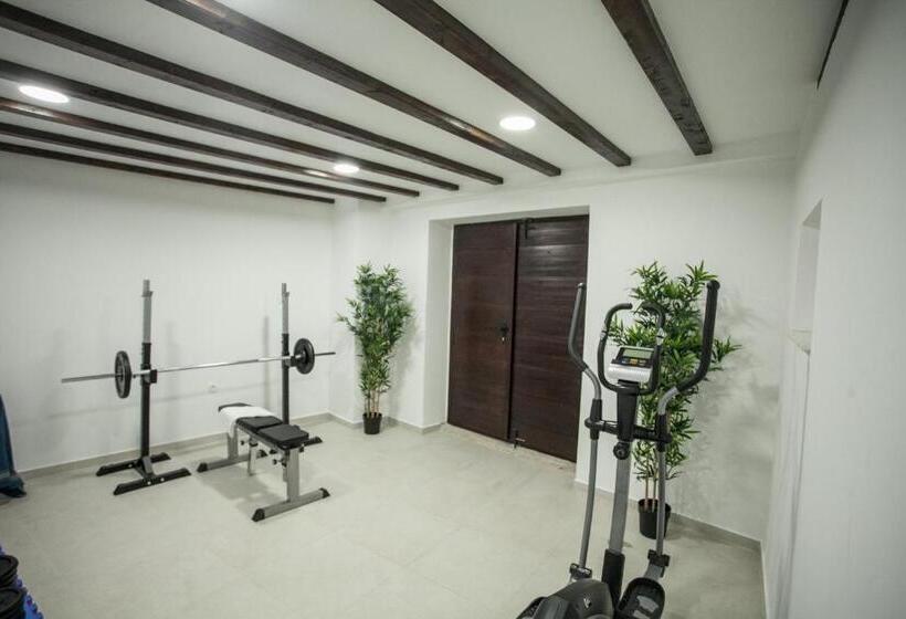 Tinel Longo, Holiday Home For Up To 8, City Center, Bbq, Terrace