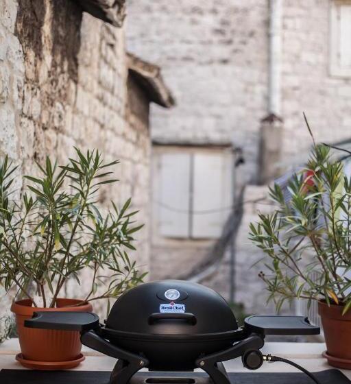 Tinel Longo, Holiday Home For Up To 8, City Center, Bbq, Terrace