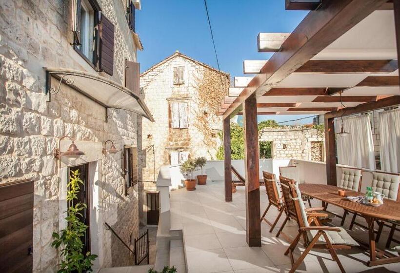 Tinel Longo, Holiday Home For Up To 8, City Center, Bbq, Terrace