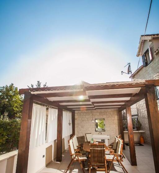 Tinel Longo, Holiday Home For Up To 8, City Center, Bbq, Terrace