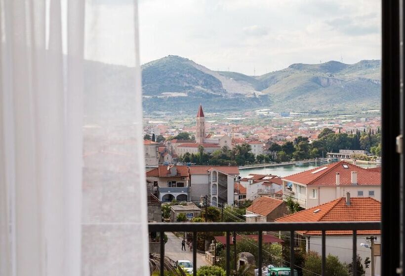 Villa Salt   10 People, Heated Pool, Trogir, Near Beach & Split Airport