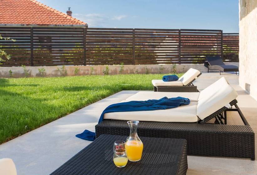 Villa Salt 10 People, Heated Pool, Trogir, Near Beach & Split Airport
