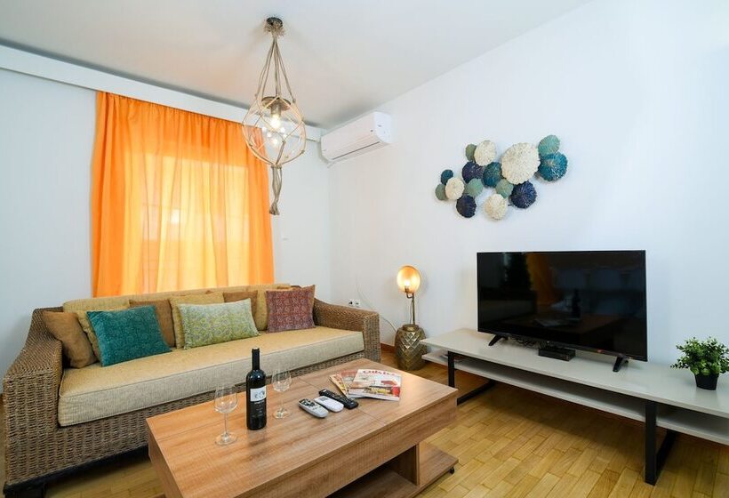 A Diamond Of 140 M2 In Platonas Ancient Athens