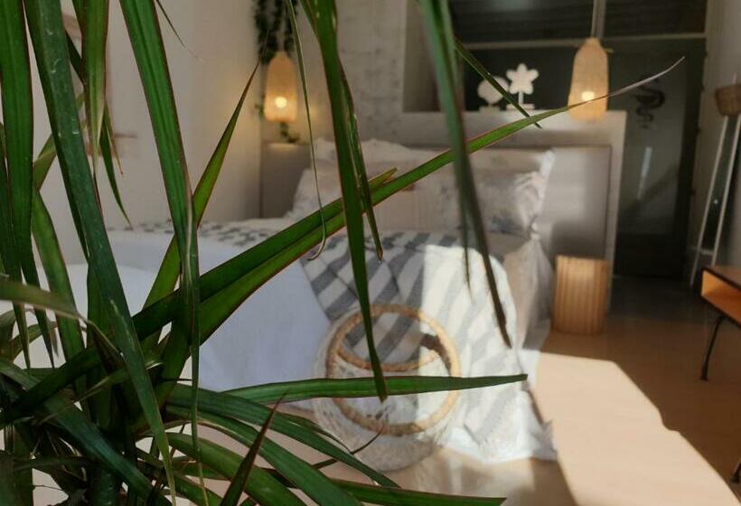 Aretousa Deluxe Downtown Apartment