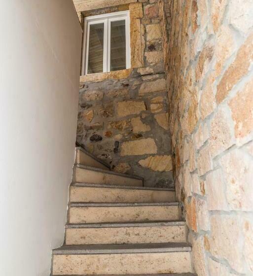 Aretousa Deluxe Downtown Apartment