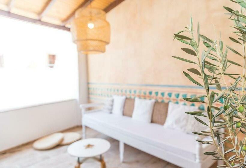 Aretousa Deluxe Downtown Apartment