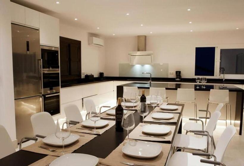 Luxury Villa With Heated Pool For 12 To 14 People