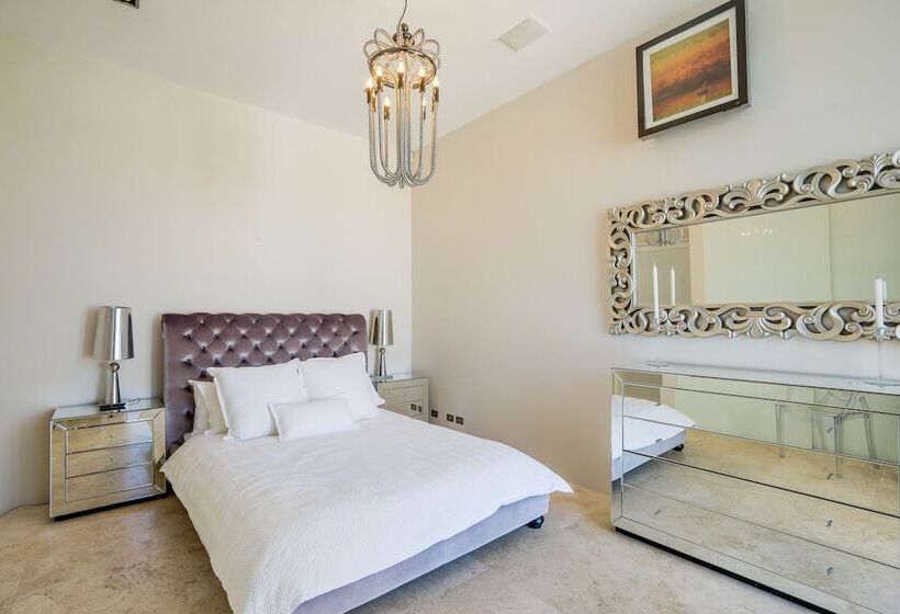 Luxurious Resort Living House