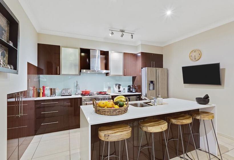 Resort Style Home Near Airport & Cbd