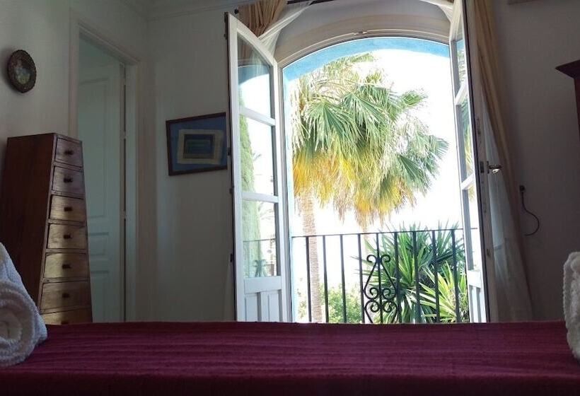 Spacious Family Benahavis Retreat