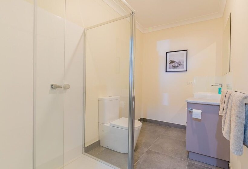 Thompson Avenue Apartments No.1