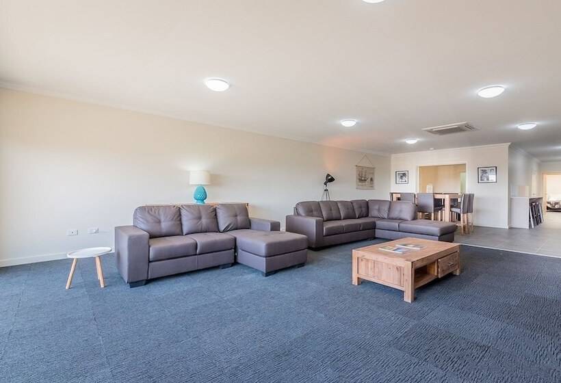 Thompson Avenue Apartments No.1