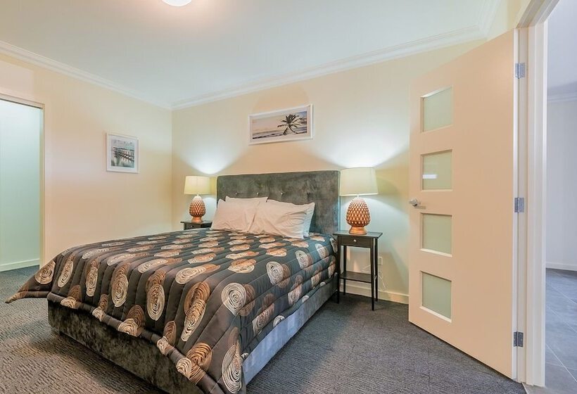 Thompson Avenue Apartments No.1