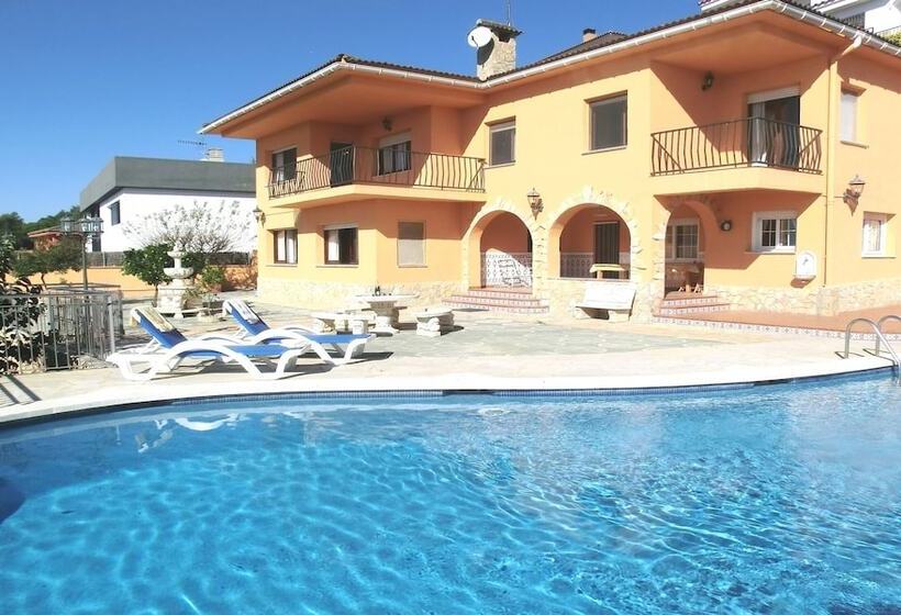 104648    Villa In Blanes