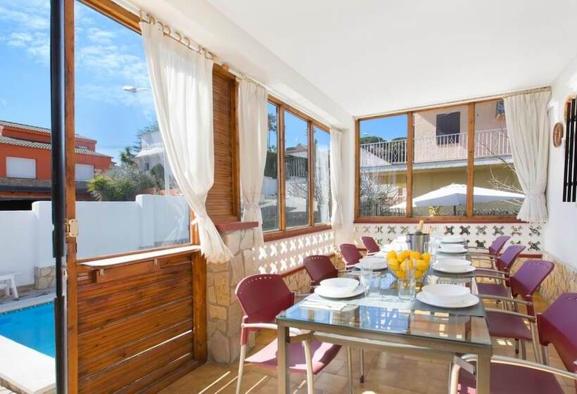 104665    Villa In Lloret De Mar