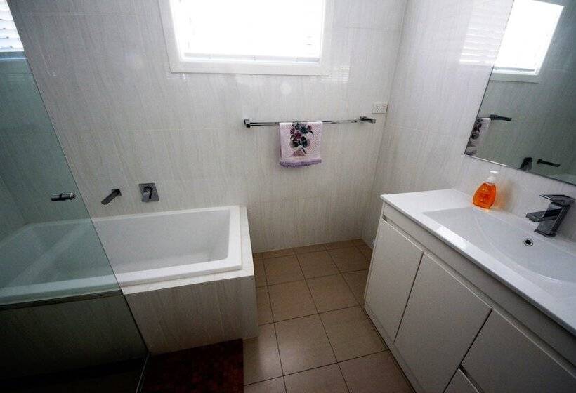 Briney Mia At Hat Head