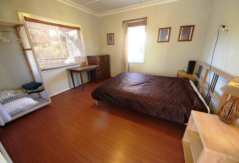 Frog Hollow Hat Head 3 Oak St  No Sheets Or Towels Provided